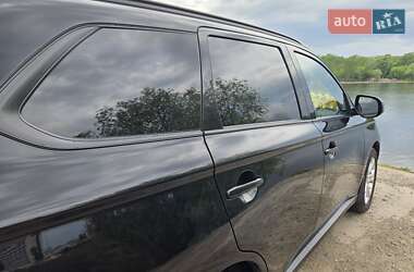 Внедорожник / Кроссовер Mitsubishi Outlander 2013 в 
