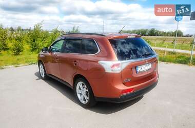 Позашляховик / Кросовер Mitsubishi Outlander 2013 в 