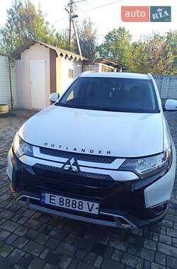 Внедорожник / Кроссовер Mitsubishi Outlander 2018 в 