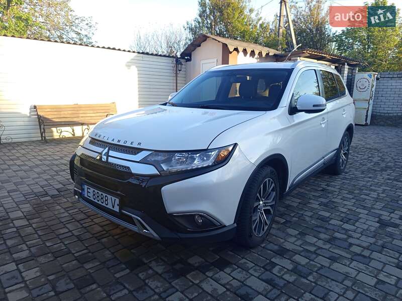 Внедорожник / Кроссовер Mitsubishi Outlander 2018 в 