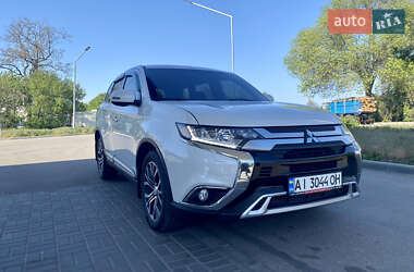 Внедорожник / Кроссовер Mitsubishi Outlander 2015 в 