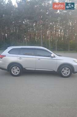 Внедорожник / Кроссовер Mitsubishi Outlander 2015 в 