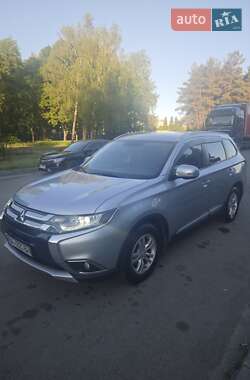Внедорожник / Кроссовер Mitsubishi Outlander 2015 в 