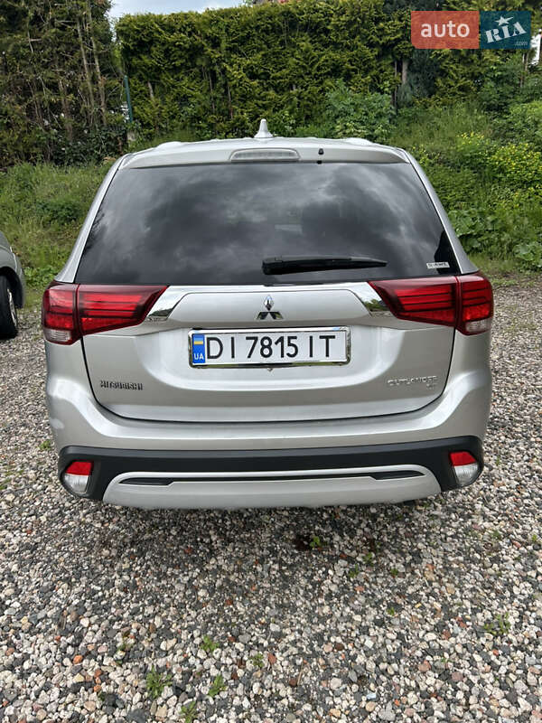 Позашляховик / Кросовер Mitsubishi Outlander 2019 в Южному