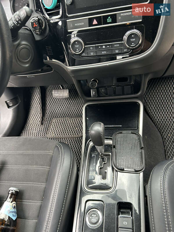 Позашляховик / Кросовер Mitsubishi Outlander 2019 в Южному