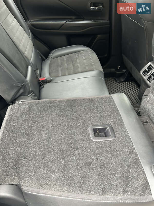 Позашляховик / Кросовер Mitsubishi Outlander 2019 в Южному