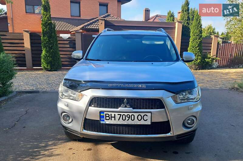 Внедорожник / Кроссовер Mitsubishi Outlander 2010 в 