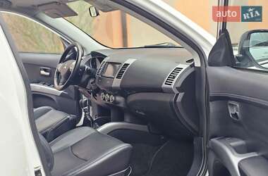 Внедорожник / Кроссовер Mitsubishi Outlander 2011 в 