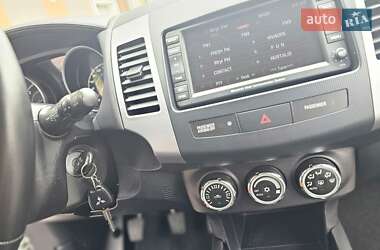 Внедорожник / Кроссовер Mitsubishi Outlander 2011 в 