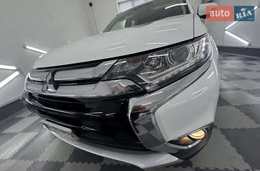 Внедорожник / Кроссовер Mitsubishi Outlander 2017 в 