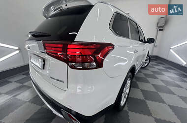 Внедорожник / Кроссовер Mitsubishi Outlander 2017 в 