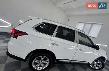 Внедорожник / Кроссовер Mitsubishi Outlander 2017 в 