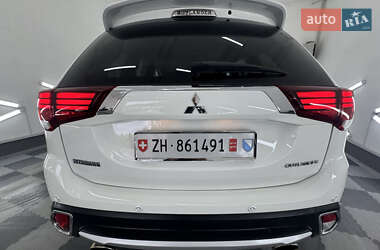 Внедорожник / Кроссовер Mitsubishi Outlander 2017 в 