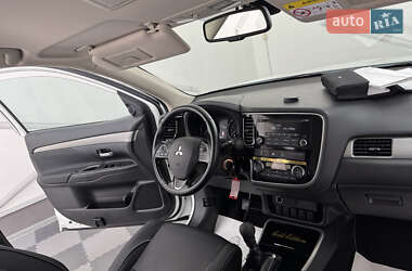 Внедорожник / Кроссовер Mitsubishi Outlander 2017 в 