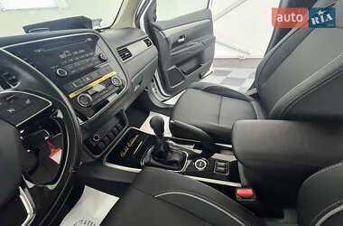 Внедорожник / Кроссовер Mitsubishi Outlander 2017 в 