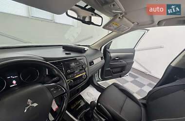 Внедорожник / Кроссовер Mitsubishi Outlander 2017 в 