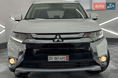Внедорожник / Кроссовер Mitsubishi Outlander 2017 в 
