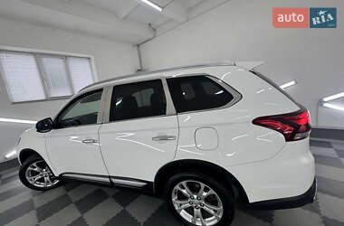 Внедорожник / Кроссовер Mitsubishi Outlander 2017 в 