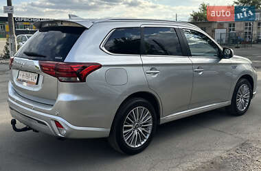 Позашляховик / Кросовер Mitsubishi Outlander 2020 в 