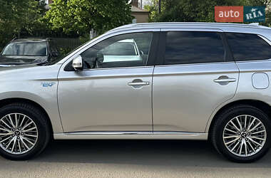 Позашляховик / Кросовер Mitsubishi Outlander 2020 в 