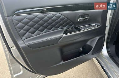Позашляховик / Кросовер Mitsubishi Outlander 2020 в 
