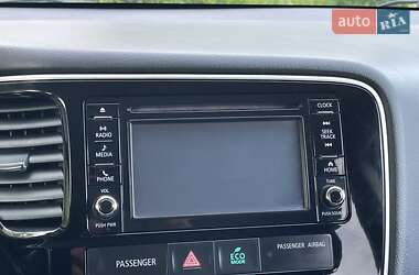 Позашляховик / Кросовер Mitsubishi Outlander 2015 в 