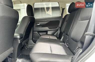 Внедорожник / Кроссовер Mitsubishi Outlander 2013 в 