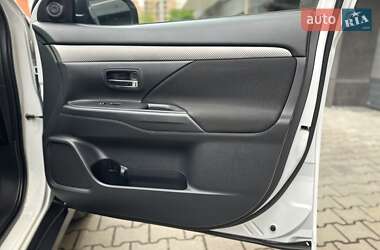 Внедорожник / Кроссовер Mitsubishi Outlander 2013 в 