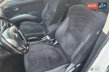 Позашляховик / Кросовер Mitsubishi Outlander 2012 в 
