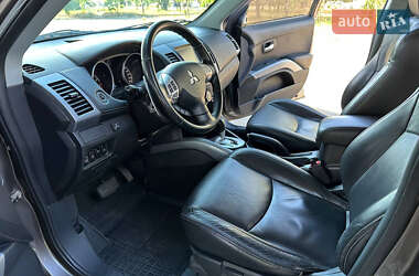 Внедорожник / Кроссовер Mitsubishi Outlander 2011 в 