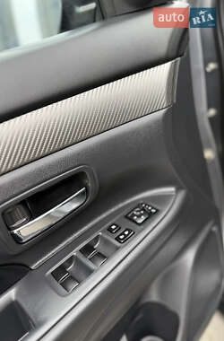 Позашляховик / Кросовер Mitsubishi Outlander 2013 в 