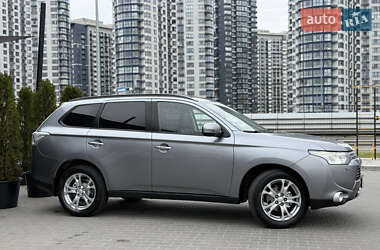 Позашляховик / Кросовер Mitsubishi Outlander 2013 в 