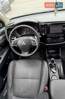 Позашляховик / Кросовер Mitsubishi Outlander 2013 в 