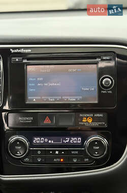 Позашляховик / Кросовер Mitsubishi Outlander 2013 в 