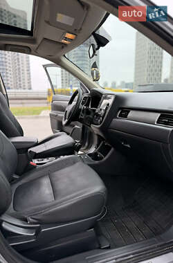 Позашляховик / Кросовер Mitsubishi Outlander 2013 в 
