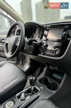 Позашляховик / Кросовер Mitsubishi Outlander 2013 в 