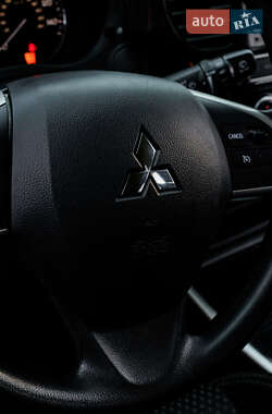 Внедорожник / Кроссовер Mitsubishi Outlander 2019 в 