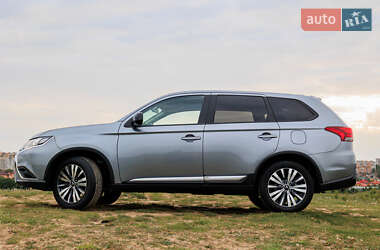 Внедорожник / Кроссовер Mitsubishi Outlander 2019 в 