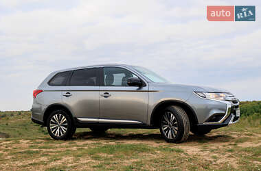 Внедорожник / Кроссовер Mitsubishi Outlander 2019 в 