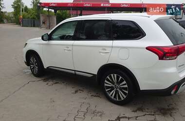 Внедорожник / Кроссовер Mitsubishi Outlander 2020 в 