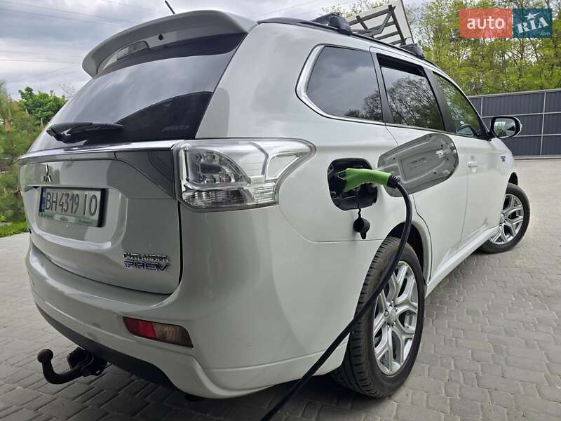 Внедорожник / Кроссовер Mitsubishi Outlander 2014 в Киеве