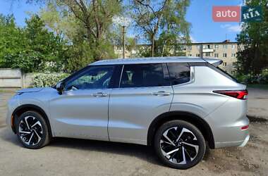 Внедорожник / Кроссовер Mitsubishi Outlander 2022 в 