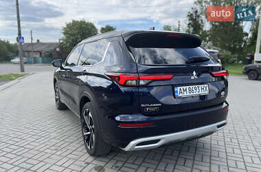 Позашляховик / Кросовер Mitsubishi Outlander 2022 в 