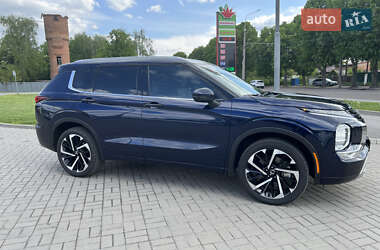 Позашляховик / Кросовер Mitsubishi Outlander 2022 в 