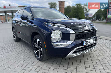 Позашляховик / Кросовер Mitsubishi Outlander 2022 в 