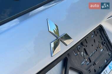Внедорожник / Кроссовер Mitsubishi Outlander 2011 в 