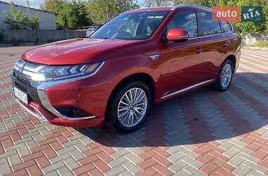 Позашляховик / Кросовер Mitsubishi Outlander 2019 в 