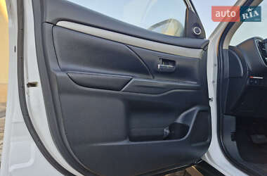 Позашляховик / Кросовер Mitsubishi Outlander 2013 в 