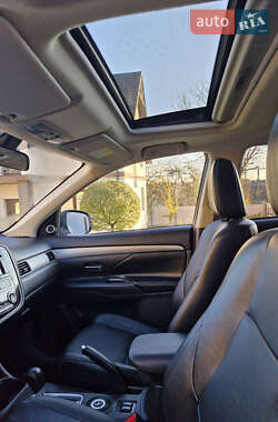 Позашляховик / Кросовер Mitsubishi Outlander 2013 в 