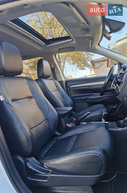 Позашляховик / Кросовер Mitsubishi Outlander 2013 в 